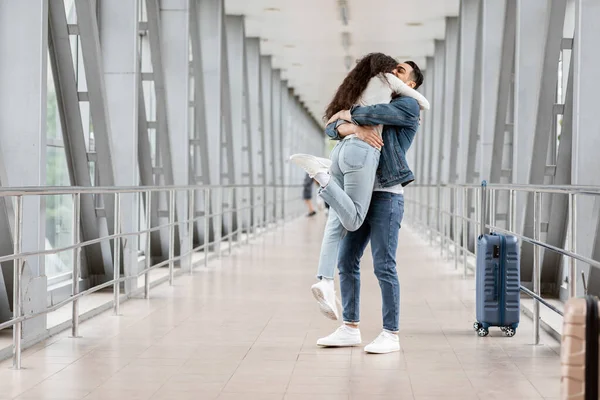 Längesen vi träffades. Romantiska unga arabiska par omfamning på flygplatsen efter ankomsten — Stockfoto