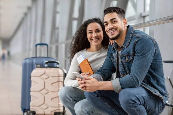Havaalanındaki çift. Mutlu Adam ve Kadın Terminalde Uçuşu Bekliyor — Stok fotoğraf