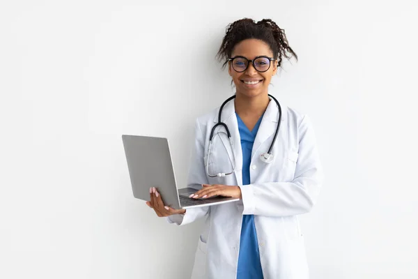 Portré fekete női orvos kezében laptop — Stock Fotó