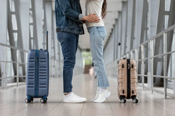 Viaggiare insieme Concept. Ritagliato colpo di romantico giovane coppia abbracciare in aeroporto — Foto Stock