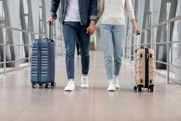 Concepto de viaje. Recortado tiro de pareja caminando con equipaje en aeropuerto — Foto de Stock