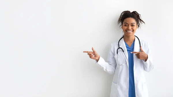 Porträt eines schwarzen Arztes, der lächelnd vor der Kamera posiert — Stockfoto