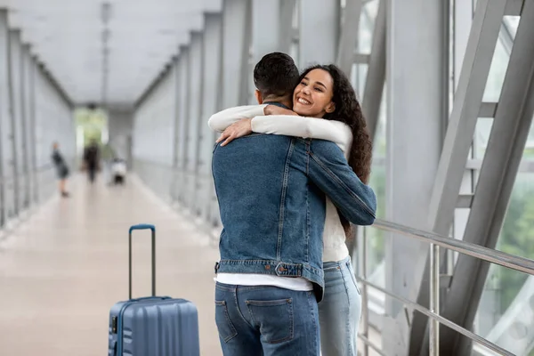 Feliz reunión. Joven alegre abrazando a su novio en el aeropuerto después de la llegada — Foto de Stock