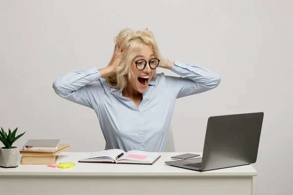 Сплачуй приріст. Щаслива жінка-офіс працівник дивиться на екран ноутбука з хвилюванням, щаслива після того, як її зарплата збільшилася — стокове фото