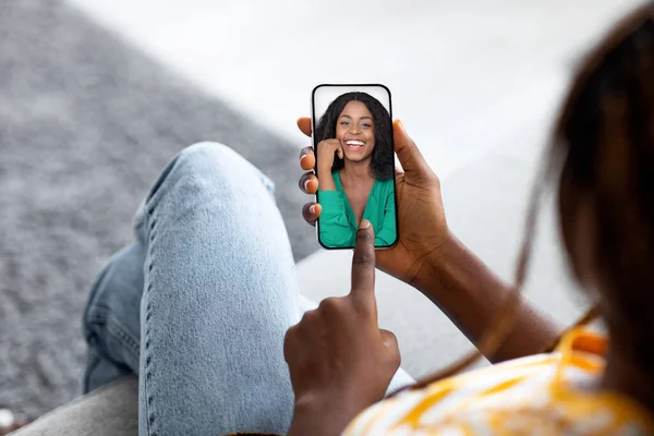 가상 커뮤니케이션. 식별 할 수없는 흑인 여성 이 스마트폰으로 친구와 비디오 통화를 하는 모습 — 스톡 사진