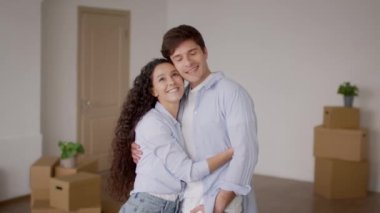 Neşeli Eşler Evde Taşınan Kutuların Arasında Kucaklıyor