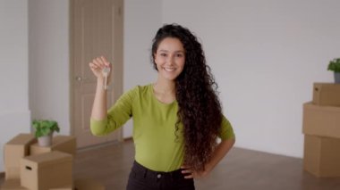 Taşınan Kutuların Arasında Duran Yeni Ev Anahtarı Tutan Kadın