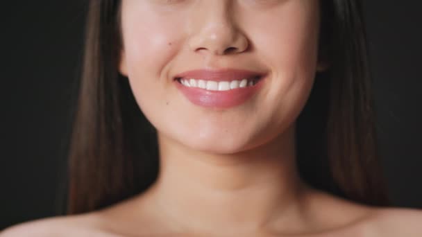 Tandvård och munhygien. Oigenkännlig kvinna ler, visar perfekt leende och vita tänder, slow motion — Stockvideo
