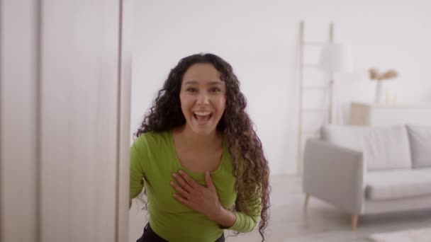 Emocionado Lady abriendo la puerta y dándote la bienvenida de pie en casa — Vídeo de stock