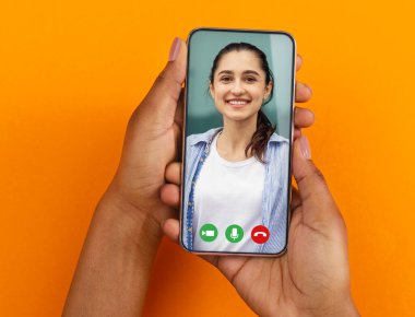 Sanal sohbet. Akıllı Telefonlu Siyah Kadın, Bayan arkadaşıyla iletişim kuruyor.