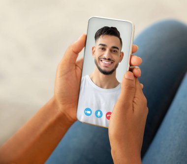 Sanal İletişim Konsepti. Genç Arap 'la video görüşmesi yapan adam.