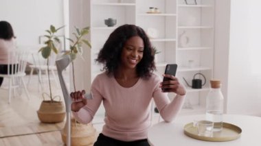 Mutlu Afrikalı Amerikalı Kadın Selfie Yapıyor Evde Koltuk değneği Tutuyor