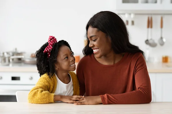 Портрет люблячої афроамериканської мами і маленької дочки Бондаж вдома — стокове фото
