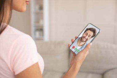 Genç Kadın Erkek Arkadaşı ile Sanal Telefon Kolajı Yapıyor