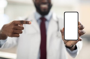 Siyah doktor elinde beyaz ekran olan akıllı telefon.