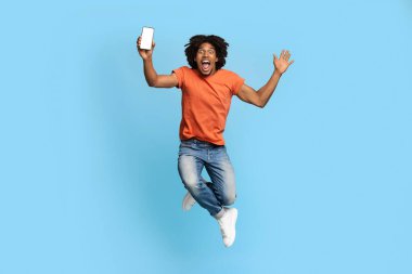 Duygusal milenyum adamı yepyeni bir akıllı telefonla zıplıyor.