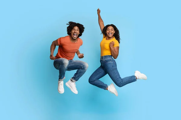 Couple afro-américain positif célébrant le succès sur bleu — Photo