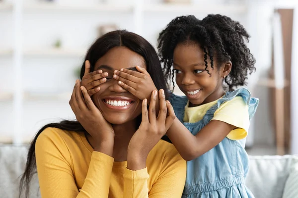 Retrato de la niña negra jugando Adivina quién juego con su madre — Foto de Stock