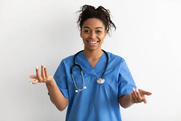 Ritratto di medico nero che sorride e parla con la macchina fotografica — Foto Stock