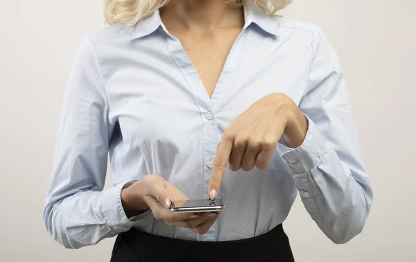 Tecnologías modernas en nuestra vida. Mujer de negocios usando un teléfono inteligente moderno, señalando con el dedo en la pantalla — Foto de Stock