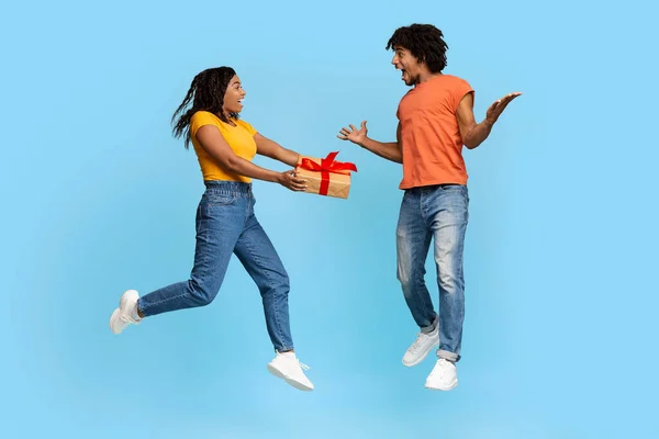 Attraktive schwarze Frau macht Geburtstagsüberraschung für ihren Freund — Stockfoto