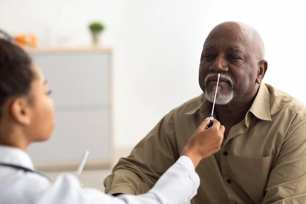 Medico che preleva campioni di PCR da un uomo maturo potenzialmente infetto — Foto Stock