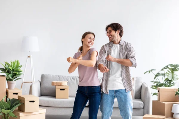 笑顔の若い白人男性と女性がカジュアルなダンスで、一緒に部屋に移転を楽しむ楽しみを持っています — ストック写真