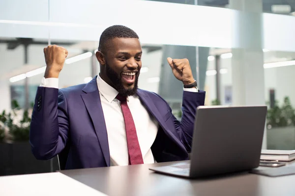 Jefe afroamericano feliz usando la computadora, haciendo gestos —  Fotos de Stock