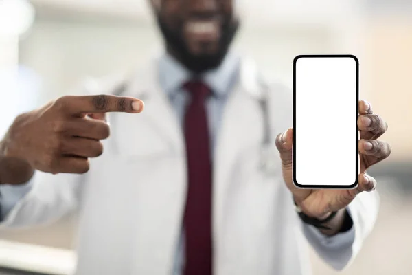 Smartphone con schermo vuoto in mano medico nero — Foto Stock