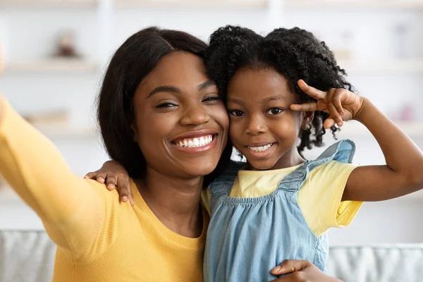 快乐的年轻黑人妈妈带着小女儿回家，Pov — 图库照片