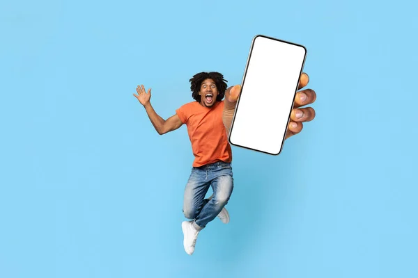 Smartphone moderno com tela em branco na mão homem animado — Fotografia de Stock