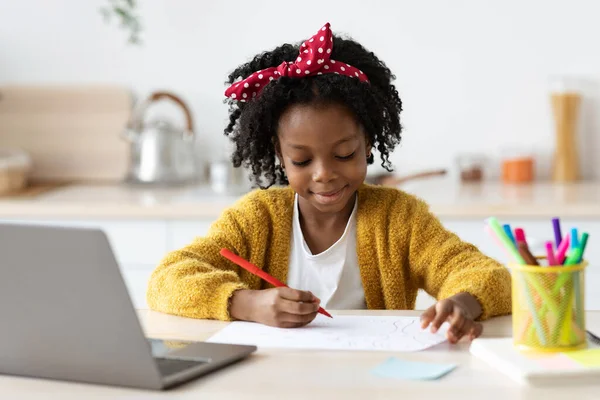 Ensino à Distância. Pouco estudo menina negra com laptop em casa — Fotografia de Stock
