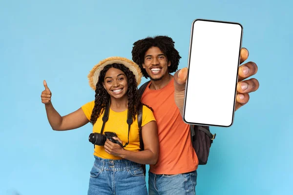 Amare la coppia nera che viaggia insieme, mostrando il cellulare — Foto Stock