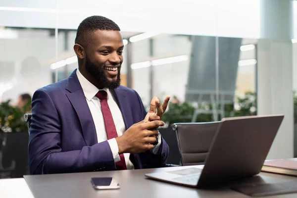 Przystojny czarny biznesmen mając wideo czat, za pomocą laptopa — Zdjęcie stockowe