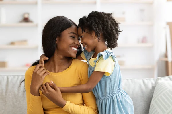Любляча афроамериканська мати і маленька дочка сміється і зв'язується вдома — стокове фото