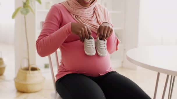 怀孕的黑人女士玩婴儿鞋摸Belly室内 — 图库视频影像
