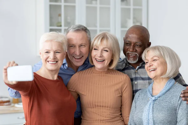 Selfie çeken çok ırklı yaşlılar grubu. — Stok fotoğraf