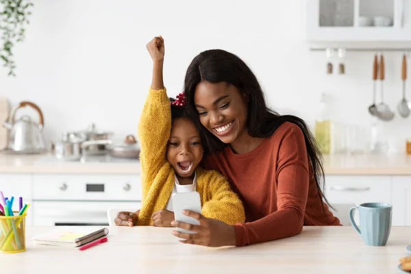Счастливая взволнованная чернокожая мать и маленькая дочь. — стоковое фото