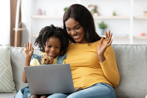 Черная мамочка и женский ребенок делают видеозвонки с мамой на дому — стоковое фото