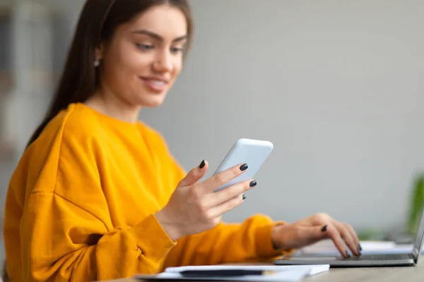 Όμορφη νεαρή λευκή γυναίκα που χρησιμοποιεί κινητό και φορητό υπολογιστή για online εργασία ή σπουδές στο σπίτι, αντιγραφή χώρου — Φωτογραφία Αρχείου