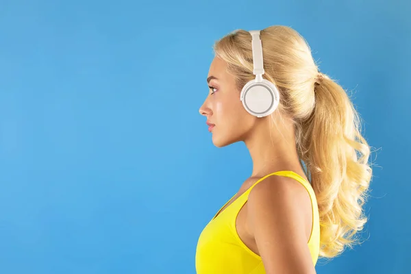 Πορτρέτο της αυτοπεποίθησης Sporty γυναίκα φορώντας ακουστικά — Φωτογραφία Αρχείου