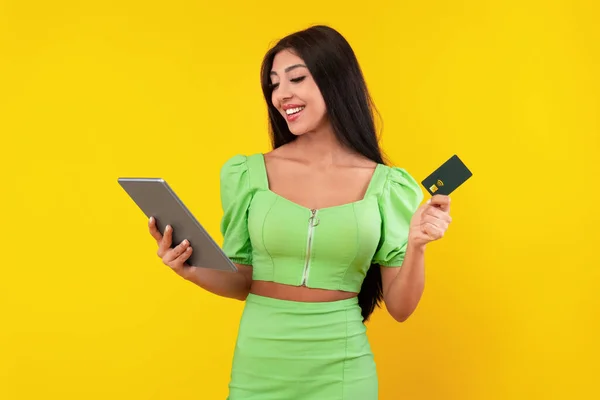 Spännande ung kvinna med kreditkort och surfplatta — Stockfoto
