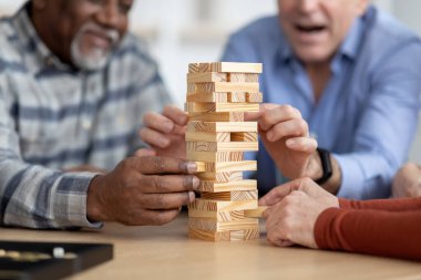 Evde Jenga oynayan çok ırklı son sınıf öğrencileri.