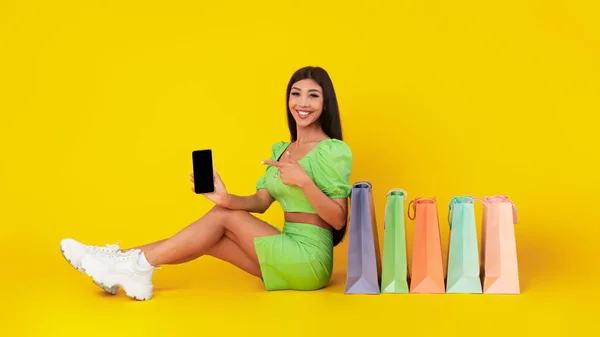 ショッピングアプリ。スマートフォンの画面を表示する女性 — ストック写真