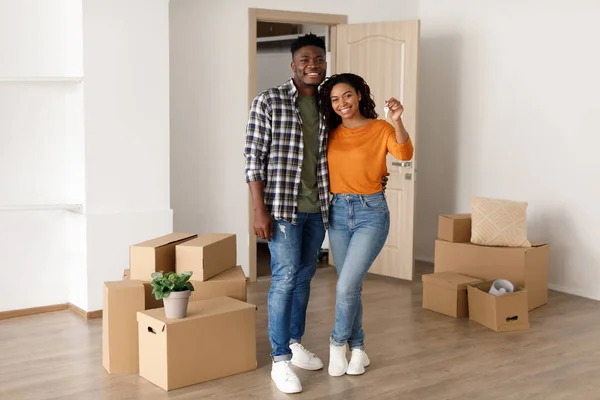 Boldog afro-amerikai pár gazdaság új ház kulcs áll a szabadban — Stock Fotó