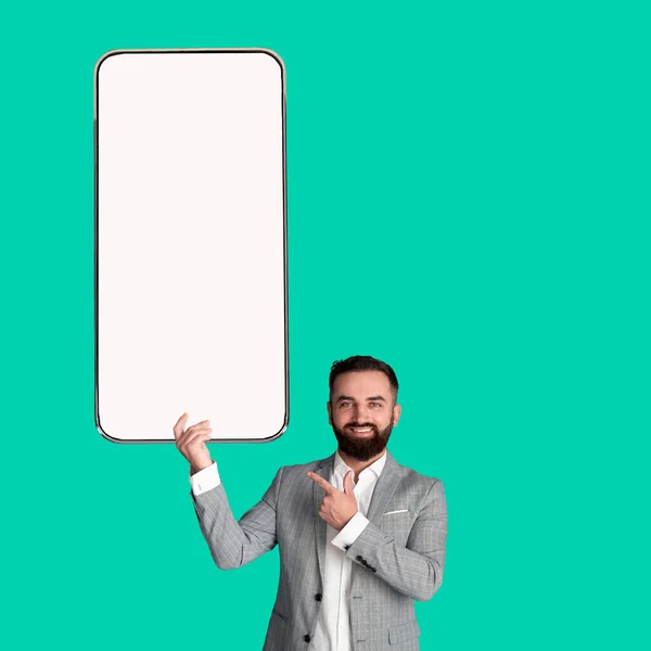 Hombre mostrando blanco pantalla vacía del teléfono inteligente, maqueta —  Fotos de Stock