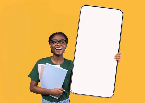 Γυναίκα φοιτητής δείχνει λευκό άδειο οθόνη smartphone, closeup — Φωτογραφία Αρχείου