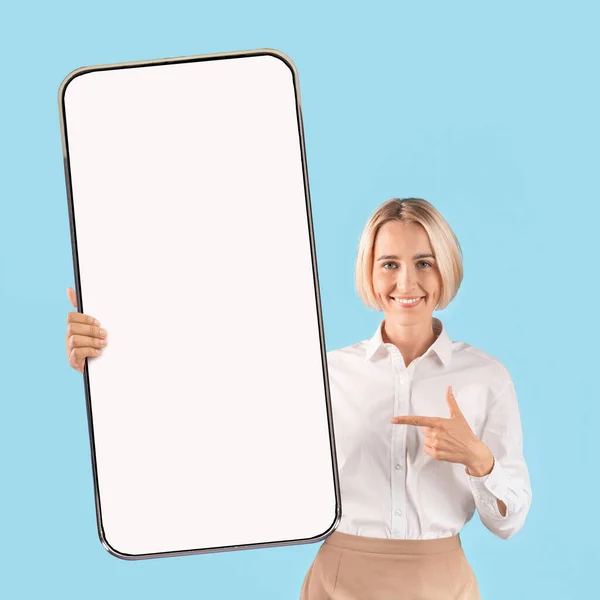 Mujer mostrando blanco pantalla vacía del teléfono inteligente, primer plano — Foto de Stock