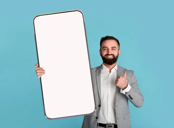 Homem mostrando branco tela do smartphone vazio, mockup — Fotografia de Stock