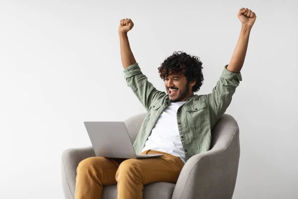 Boldog indiai férfi laptoppal felemelt kézzel — Stock Fotó